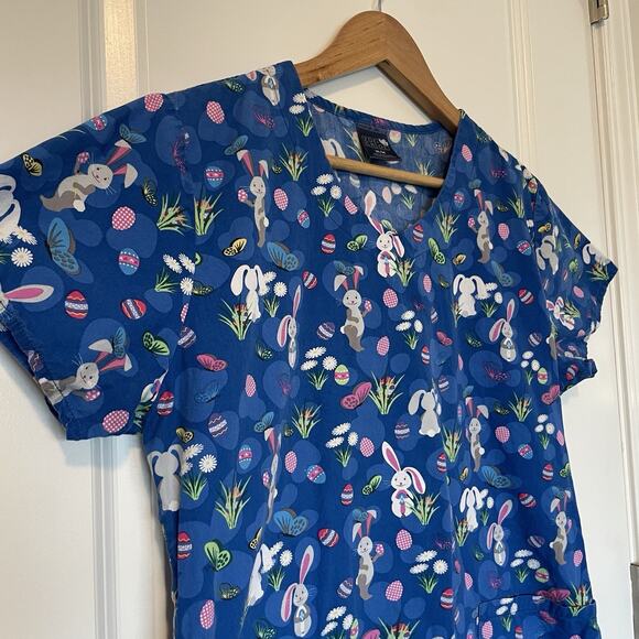 Zoe and Chloe Women's Uniform Scrub Top Size M Easter Bunny Eggs Flowers Spring - Picture 3 of 6